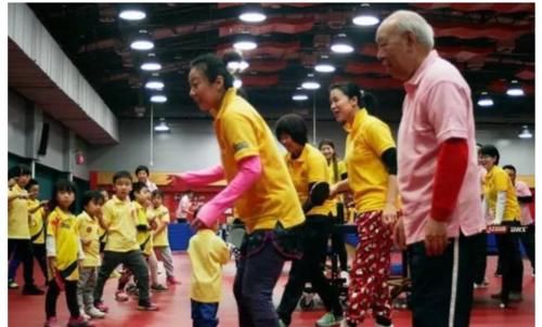 教练员|王楠宴请恩师，78岁金牌教练已头发花白，曾为国乒执教31年