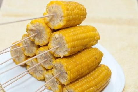 玉米只用清水煮，难怪不好吃，记得多放2味料，玉米变得更香甜
