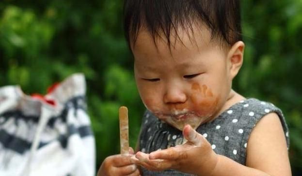 8岁男孩要用鼻子进食，只因贪吃了冰棍，家长们都要注意了