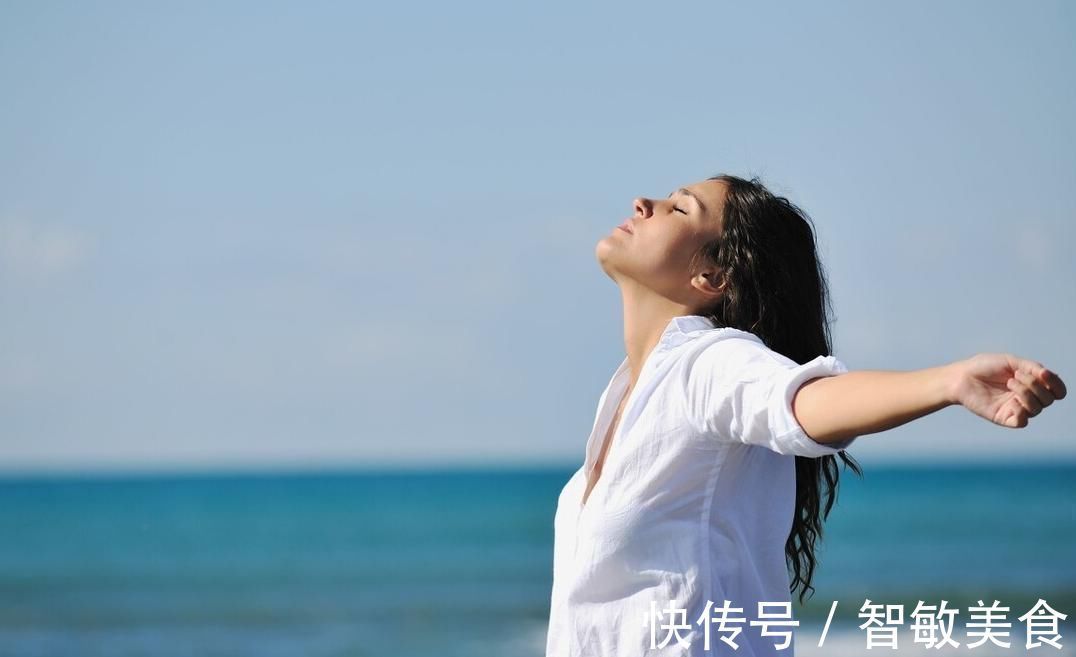 共性|精力旺盛的男性,晨起后都有3个共性,若你也有,男人味十足