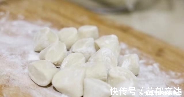 包韭菜鸡蛋饺子,别忘了加上一点“它”,饺子不出水,更香更美味