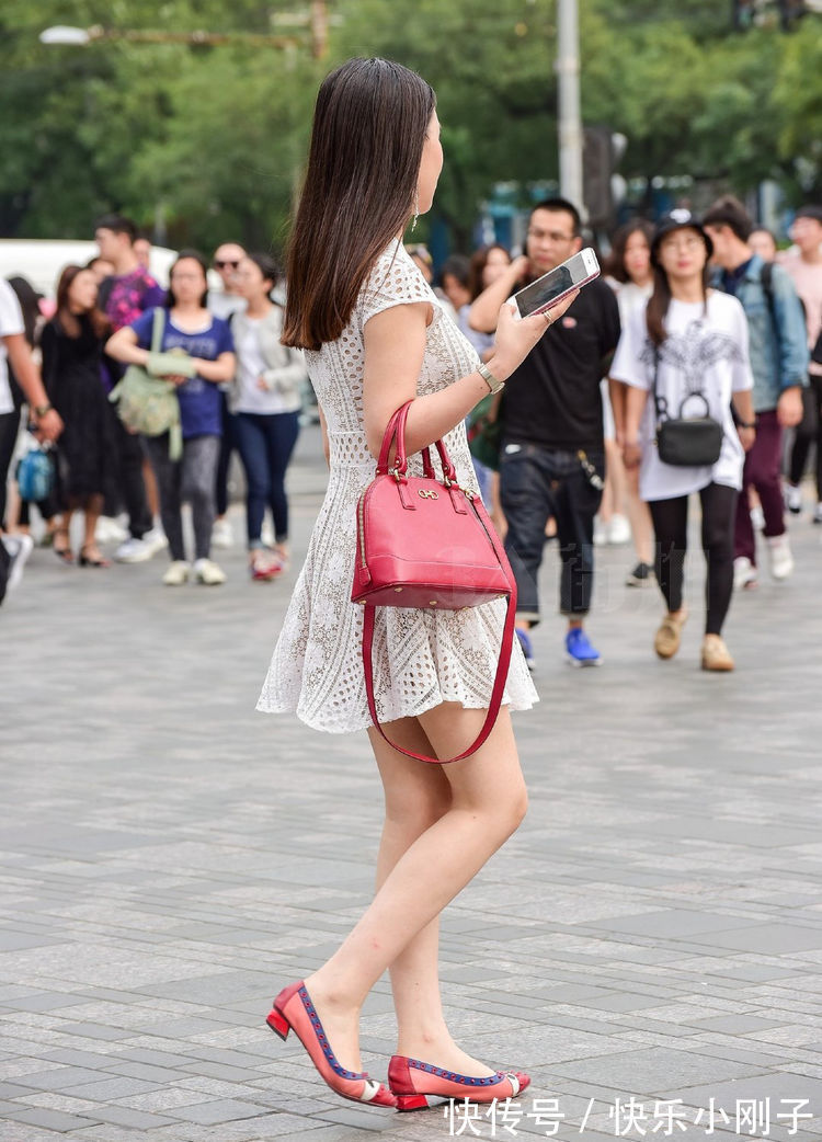 小姐姐|初秋时髦洋气的穿搭,短袖镂空连衣裙,优雅美丽又清新显气质