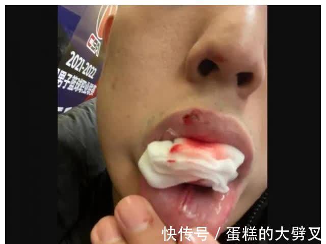 山东队|哈德森夺权布置战术,郭艾伦跟随老叔退场,恶犯引起舆论大讨论