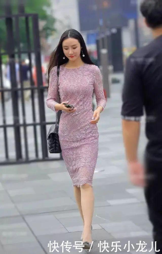 街拍穿上一双尖头的高跟鞋,鞋面上带有珍珠的修饰,看起来十分的高贵