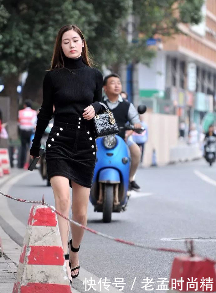 街拍：神秘黑色针织衫配显瘦半身裙,成熟大方的穿搭方式,尽显曼妙身姿