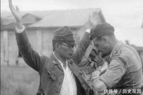 老实巴交|日本鬼子真实照:强迫百姓运送行李,成为俘虏后“老实巴交”!