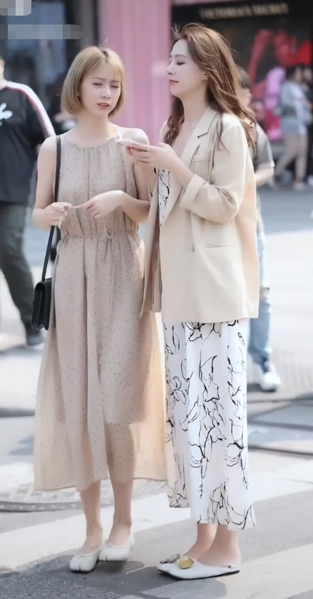 肩膀|闺蜜街拍两人都穿仙女裙,右边因穿了件外套,输给了左边