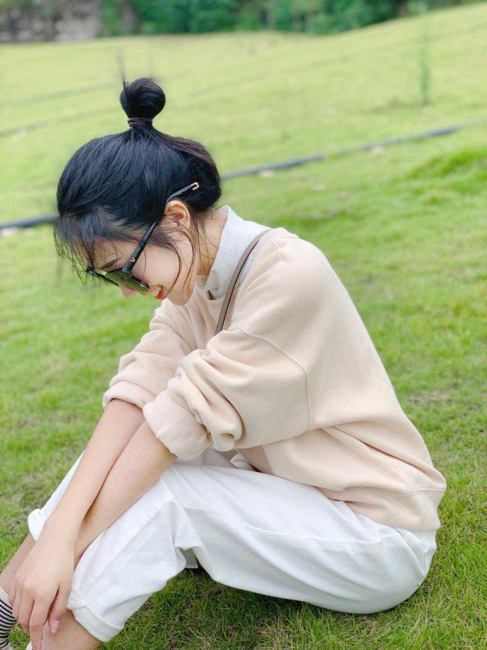 卫衣|衣不必多和也不必贵，秋天拥有这几款碎花裙，照样美得出众