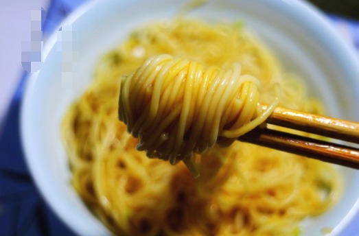 早上起来,3分钟做好的这碗葱花面,汤水鲜香,孩子一碗不够吃