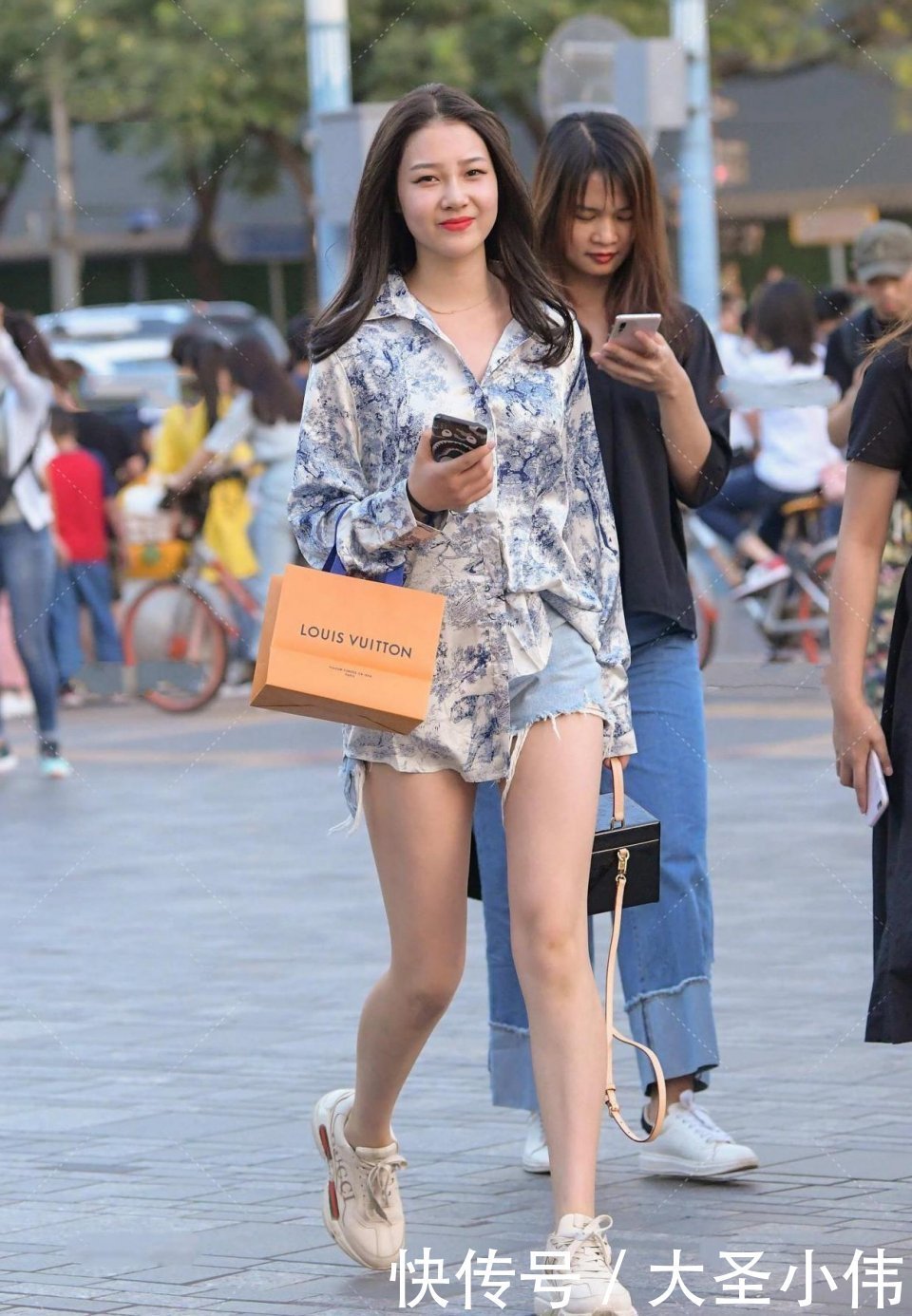 街拍|美女街拍：像背影都这么好看的小姐姐，脸蛋能丑了吗？一看就是大家闺秀