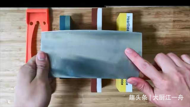 磨刀时，横磨还是竖磨大厨教你正确做法，旧刀立马变新刀