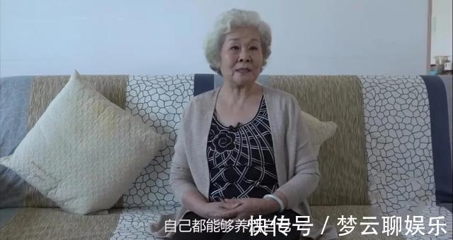 老年人$84岁女歌唱家住进养老院,说不想给儿女添麻烦,网友却议论纷纷