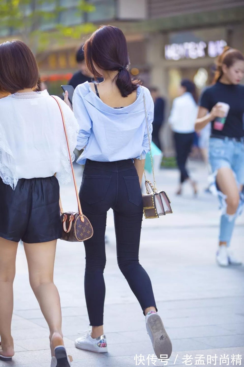 街拍|街拍: 文雅含蓄, 温柔之至的俏丽美女, 白色衬衣很显清纯好气质!