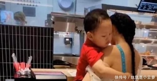 暖男|萌娃看妈妈衣服“破”了,伸出小手帮忙遮挡,网友:是个小暖男