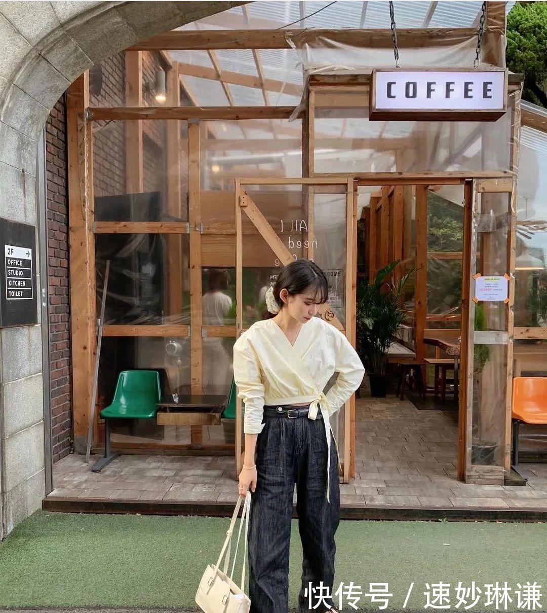 短上衣 + 高腰下装,今春流行这么穿