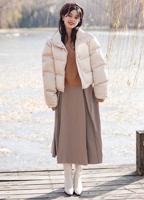 小姐姐 秋冬要给穿搭做减法,建议用“羽绒服+半身裙”,温柔显瘦更好看