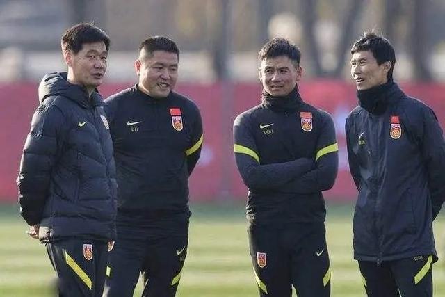 李霄鹏|凌晨1点!国足教练组做出奇葩决定:李霄鹏遭质疑,球迷骂声一片