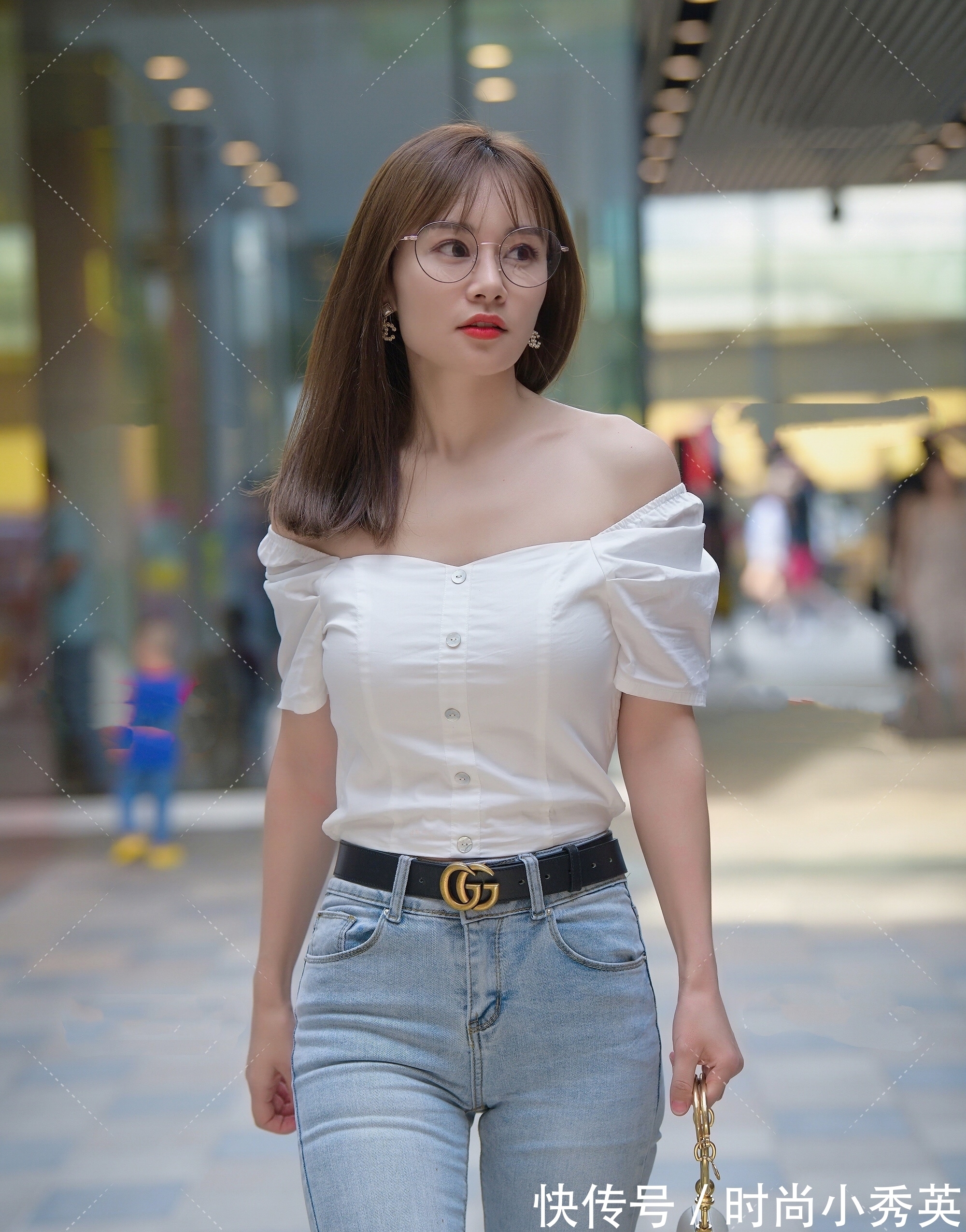 时髦精 一字肩上衣凸显气质,搭配牛仔裤,精致端庄还显瘦,秒变时髦精