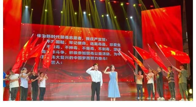 “恐龙”在联合国“发言” 呼吁人类不要自我灭绝