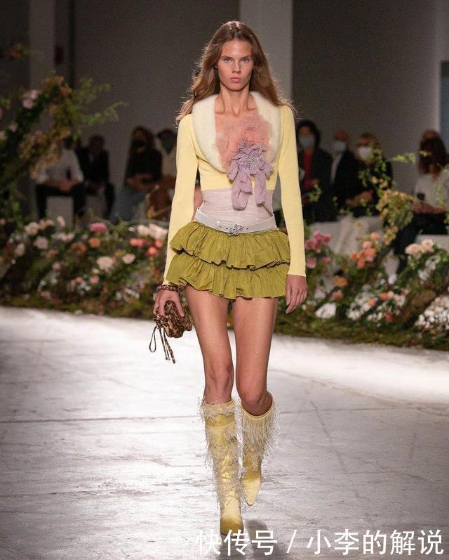 米兰时装周线下T台回归,Blumarine2021春夏系列演绎浪漫时装盛宴