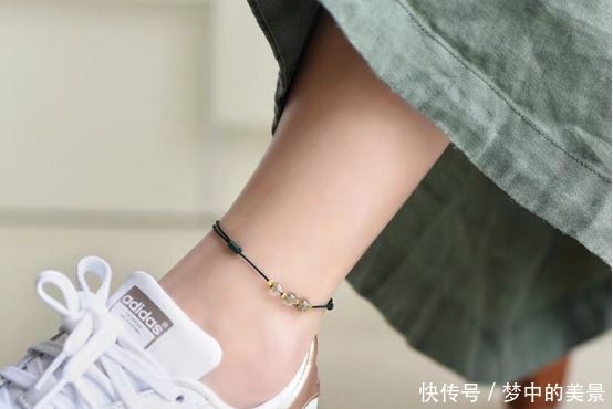 光秃秃的脚踝过于单调,不如尝试戴脚链吧,这几种很棒!
