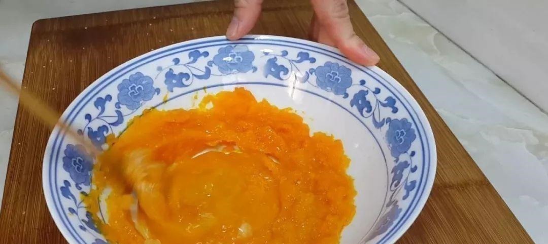 半个南瓜,1个鸡蛋,不用一滴水,比油条做法简单,比蛋糕都好吃