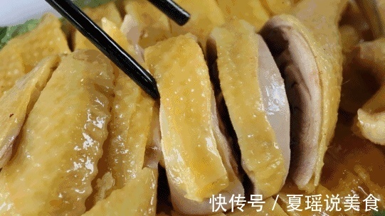 白切鸡别直接下锅煮!多加“这一步”,肉质更鲜嫩