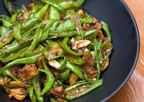 做辣椒炒肉时,辣椒和肉哪个先炒?顺序不能错,教您正确做法