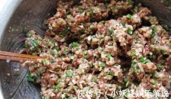 调饺子馅只会放盐？难怪不好吃，放3种调料，饺子才鲜香多汁！