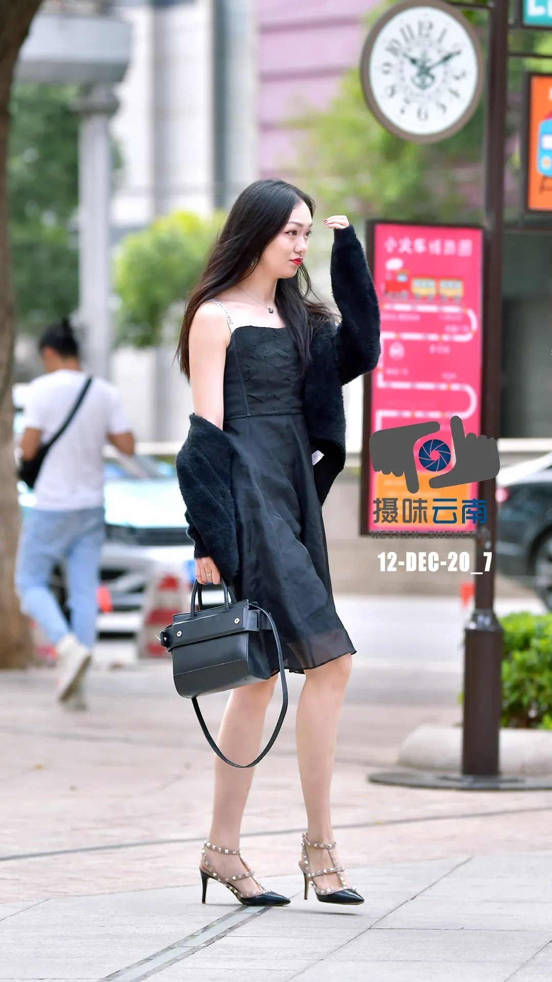 抵御|街拍:简洁、经典小黑裙永不退潮流,演绎最难抵御的诱惑