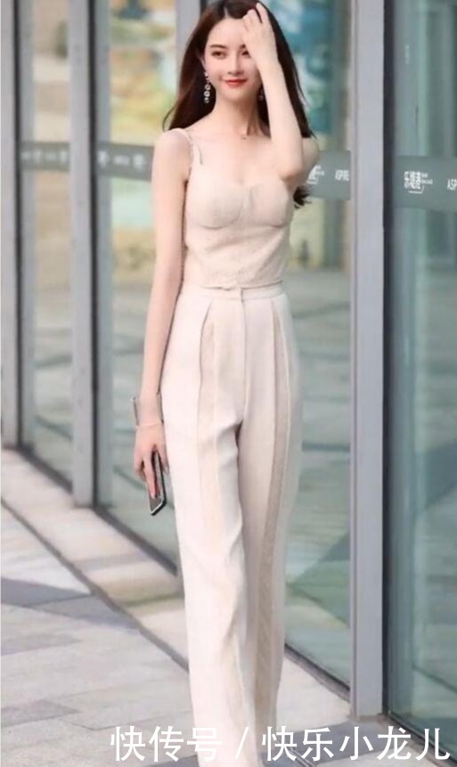 小姐姐清凉风格的打扮,一件小背心传递凉爽与魅力