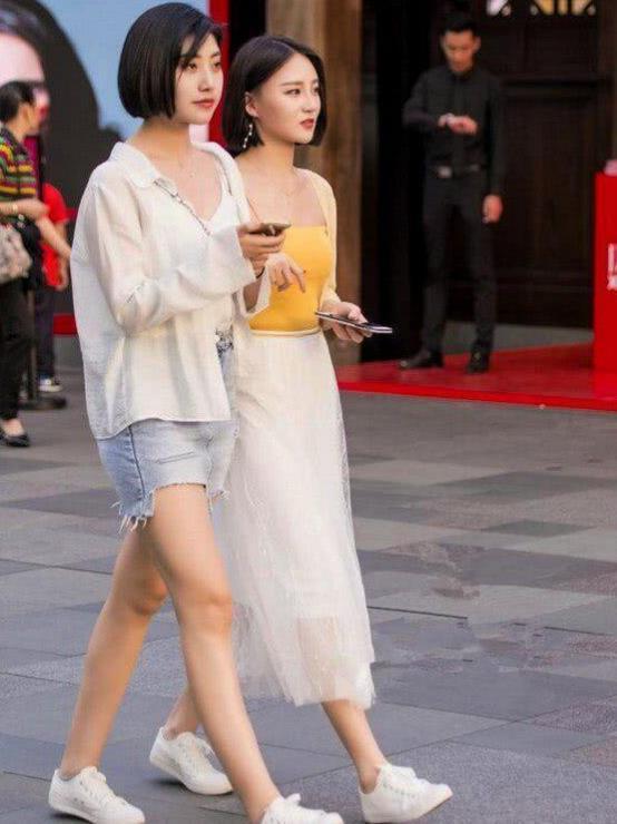 长相|街拍:螓首蛾眉的小姐姐,米色外套配米色短裙,长相清秀又美丽