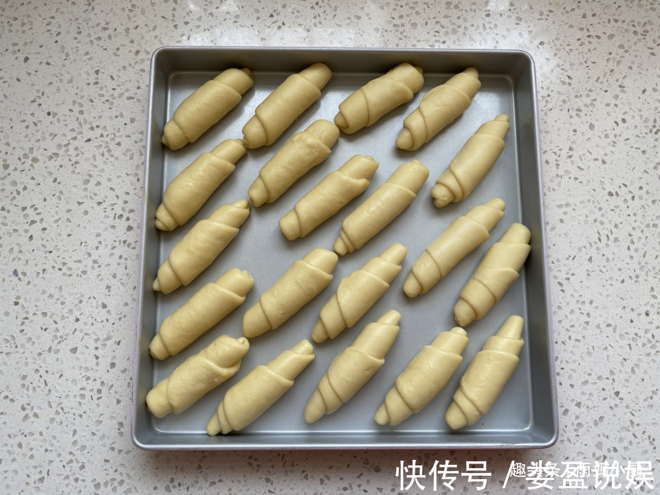 奶香美味的牛角面包，无需手套膜简单容易做，比包子馒头还省事