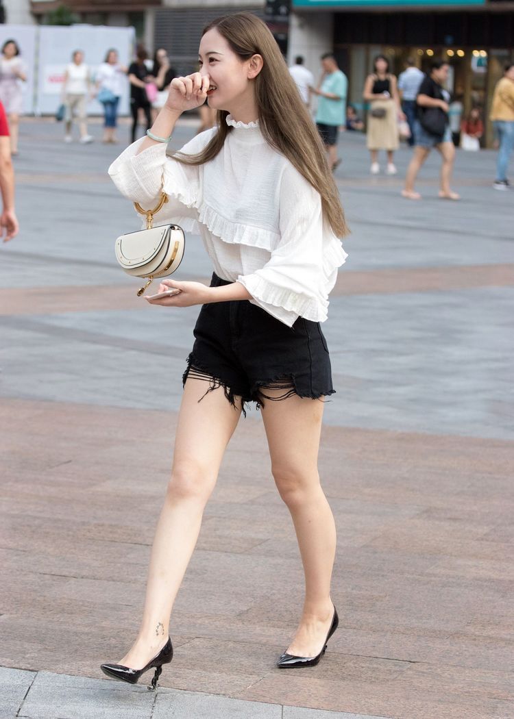 蕾丝|小姐姐穿牛仔短裤秀出美腿,长发披肩,笑容让人心动