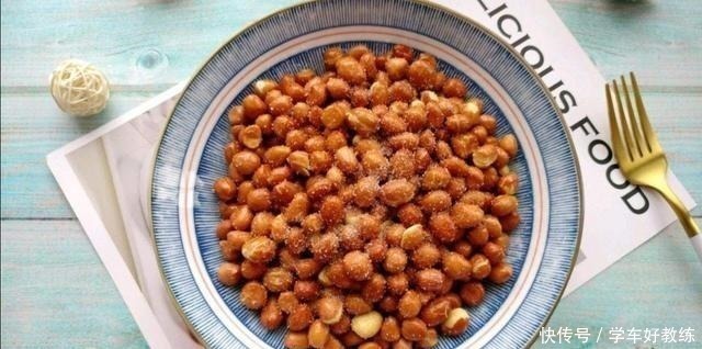 炸花生米|炸花生米时,撒盐撒酒都不对,饭店大厨放点它,30天不回潮