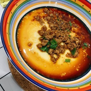 奶奶炖豆腐，加了四个鸡蛋用筷子一搅，出锅后孩子老公吵着要吃