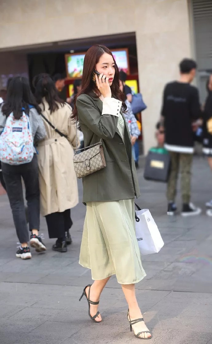 街拍:高跟鞋时尚搭配,穿出女生魅力的优雅气质