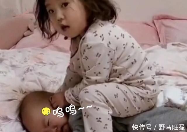 妈妈|趁妈妈不在,姐姐把弟弟“当马骑”,被发现后“落荒而逃”太逗了