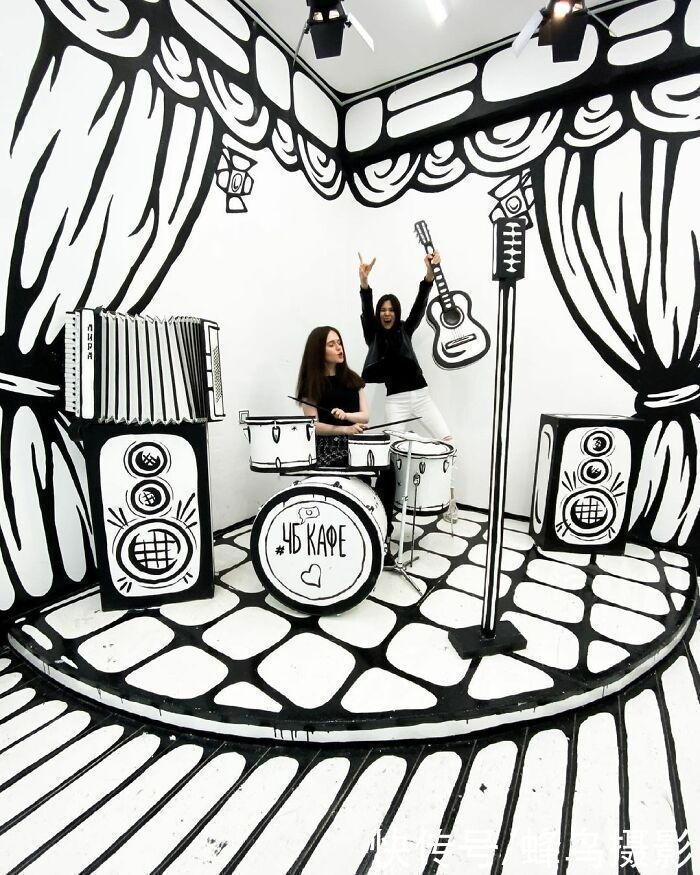 速写本|俄罗斯网红打卡地2D咖啡馆,好像走进漫画,里面待久了人都不好了