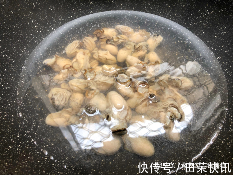 海蛎不要光知道炒蛋,试试这个做法,香酥美味,好吃得停不下来