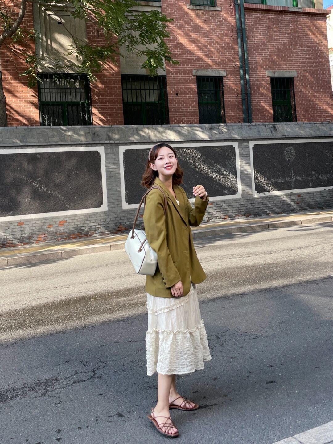 小个子|秋天就应该穿得洋气,绿色衬衫+牛仔背带裤优雅大方,超好看