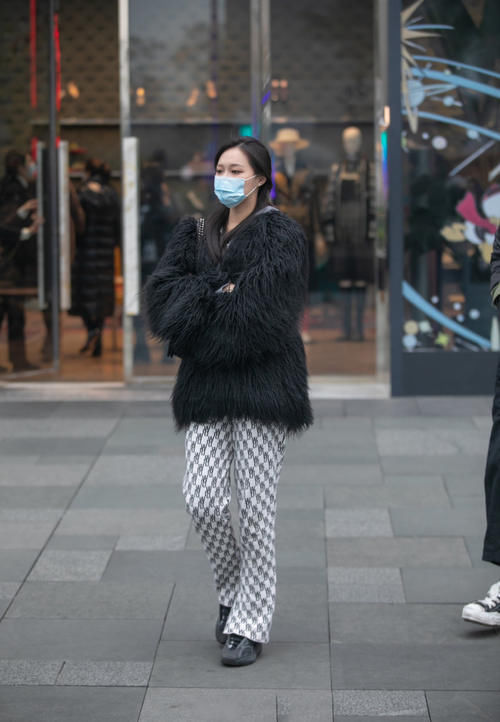 要想穿搭更前卫，不要只穿单调的单色裤，纹理裤搭配更时尚