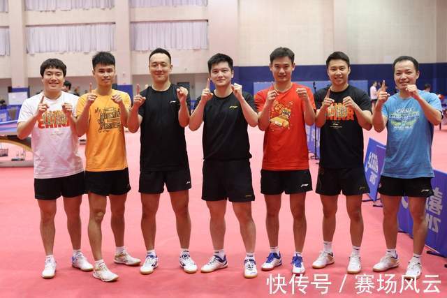 国家队|入选国家队10周年!樊振东与6位队友合照留念,梁靖崑笑得很开心