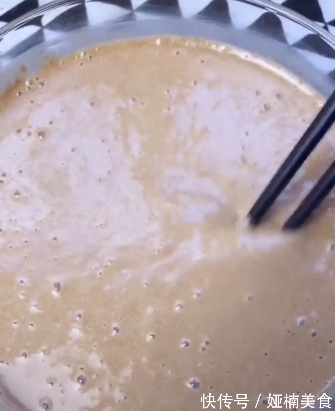 面糊|红糖大枣发糕，不用费劲揉面就能做出来，补血好吃两不误~