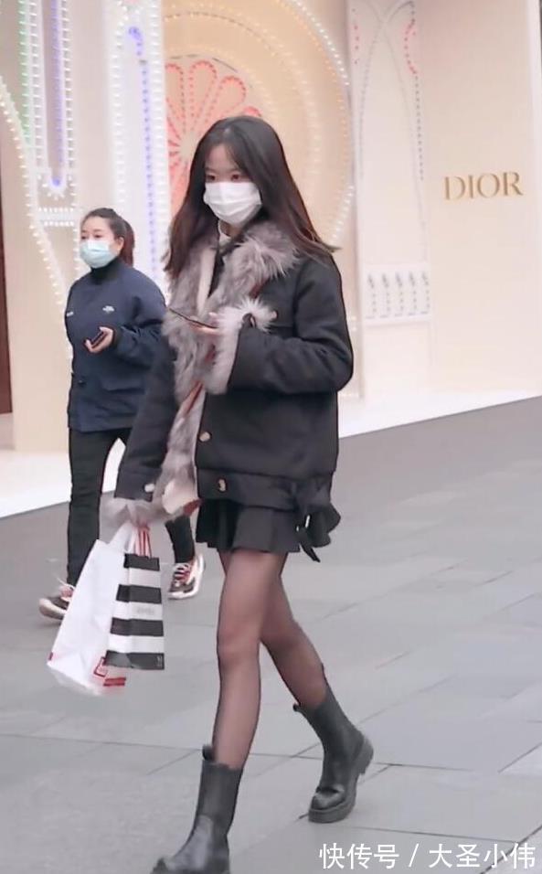 宵夜|美女街拍:看起来就非常富有,完美的腹部线条,真的很想过去请她一起吃宵夜