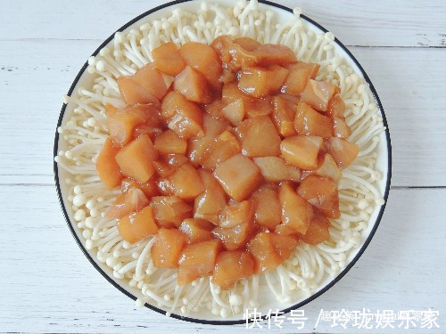 鸡胸肉蒸着吃，鲜嫩多汁超入味，开胃下饭两不误，一盘不够吃