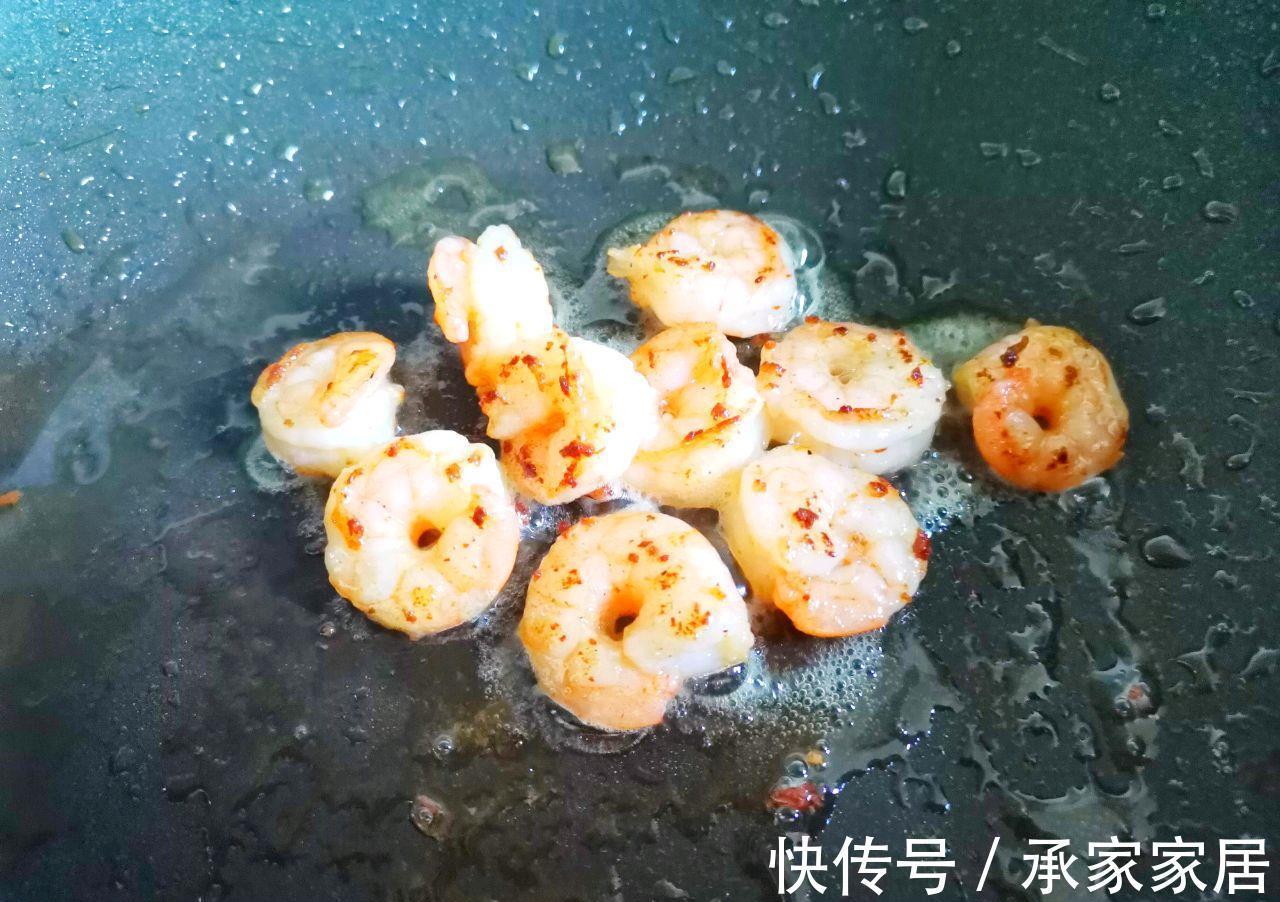 水淀粉|秋天多给家人喝虾仁菇菌汤，营养丰富，做法简单，鲜美可口