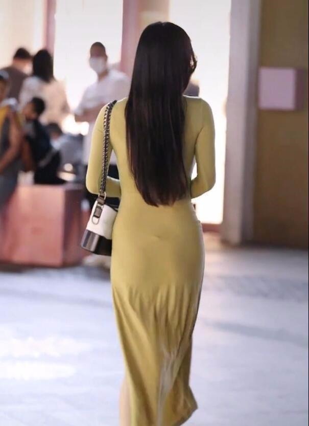 搭配 选择颜色比较简约的长裙，搭配高跟鞋显得优雅