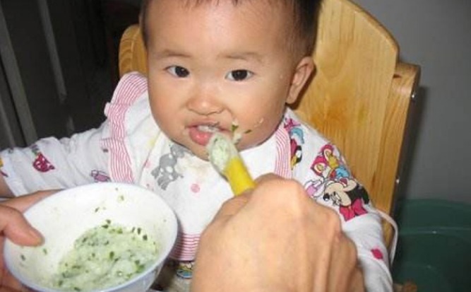 宝宝|满1岁的宝宝,喝奶和吃饭哪个为主做对了好处多,家长别大意