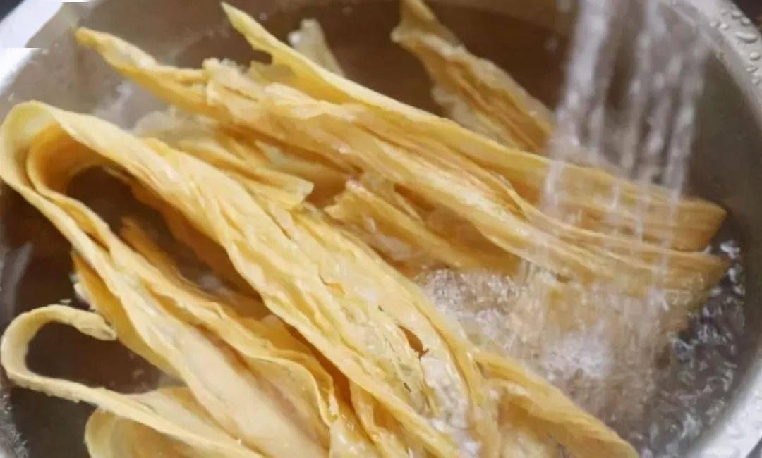 泡腐竹时，千万别用冷水泡！大厨教你一招，20分钟泡发，没硬芯